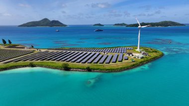 Mahe Adası 'ndaki Victoria' daki Rüzgar Çiftliği Seyşeller. Hint Okyanusu Sahili. Rüzgar Gücü Enerjisi. Victoria Mahe Adası 'nda. Sürdürülebilir Enerji Manzarası. Doğa Deniz Burnu. Açık hava Güneş Paneli.