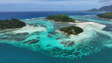 Victoria Seyşeller 'deki Mahe Adası' ndaki Saint Anne Adası. Hint Okyanusu manzarası. Plaj cenneti. Victoria 'daki Mahe Adası. Deniz Burnu Açık Hava. Archipelago arka planı. Turizm Seyahati.
