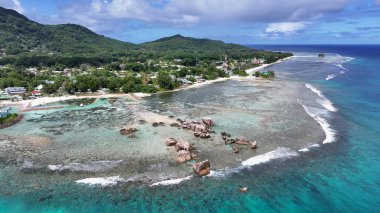 Victoria Seyşeller 'deki La Digue Adası' nda Manzara Kayalıkları. Hint Okyanusu manzarası. Plaj cenneti. Victoria 'daki La Digue Adası. Deniz Burnu Açık Hava. Archipelago arka planı. Turizm Seyahati.