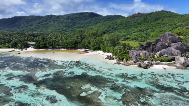 Victoria Seyşeller 'deki La Digue Adası' ndaki Anse Source D Argent Sahili. Hint Okyanusu manzarası. Plaj cenneti. Victoria 'daki La Digue Adası. Deniz Burnu Açık Hava. Archipelago arka planı. Turizm Seyahati.