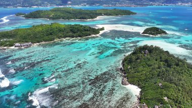 Victoria Seyşeller 'deki Mahe Adası' nda Seyşeller Takımadası. Hint Okyanusu manzarası. Plaj cenneti. Victoria 'daki Mahe Adası. Deniz Burnu Açık Hava. Archipelago arka planı. Turizm Seyahati.