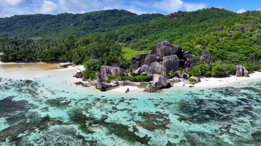 Victoria Seyşeller 'deki La Digue Adası' ndaki Anse Source D Argent Sahili. Hint Okyanusu manzarası. Plaj cenneti. Victoria 'daki La Digue Adası. Deniz Burnu Açık Hava. Archipelago arka planı. Turizm Seyahati.