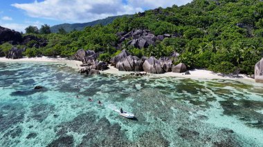 Victoria Seyşeller 'deki La Digue Adası' nda şeffaf bir kano. Hint Okyanusu manzarası. Plaj cenneti. Victoria 'daki La Digue Adası. Deniz Burnu Açık Hava. Archipelago arka planı. Turizm Seyahati.