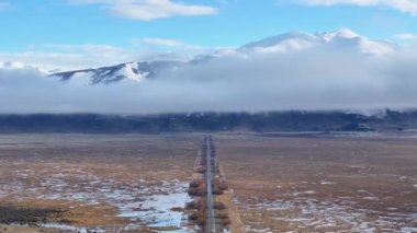 Santa Cruz Arjantin 'deki El Calafate' deki Patagonya Yolu. Karlı Dağlar. Kar Kaplama Manzarası. Santa Cruz Arjantin. Kış Arkaplanı. Santa Cruz Arjantin 'de El Calafate' de Patagonya Yolu.