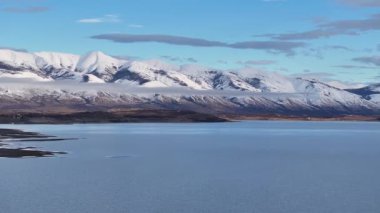 Santa Cruz Arjantin 'deki El Calafate' de Patagonya Zaman Hızı. Karlı Dağlar. Buzul Manzarası. Kış Arkaplanı. Santa Cruz Arjantin 'deki El Calafate' de Patagonya 'da Zaman Hızı.
