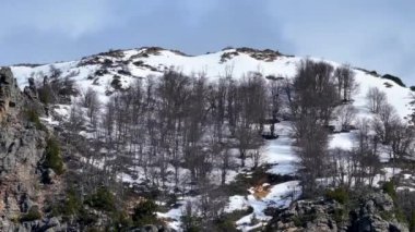 Rio Negro Arjantin 'deki Bariloche' de Dağ Zamanındaki Geçiş. Karlı Dağlar. Buzul Manzarası. Kış Arkaplanı. Rio Negro Arjantin 'deki Bariloche' de Dağ Zamanı Hızı.