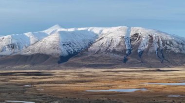 Santa Cruz Arjantin 'deki El Calafate' de Patagonya Zaman Hızı. Karlı Dağlar. Buzul Manzarası. Kış Arkaplanı. Santa Cruz Arjantin 'deki El Calafate' de Patagonya 'da Zaman Hızı.