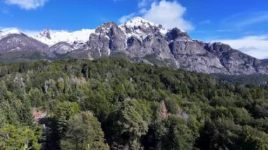Bariloche Skyline Rio Negro Arjantin 'deki San Carlos de Bariloche' de. Karlı Dağlar. Chico Circuit. Geçmişe Seyahat. Bariloche Skyline Rio Negro Arjantin 'de San Carlos de Bariloche' de.