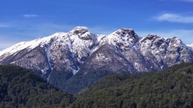 Neuquen Arjantin 'deki Villa La Angostura Zirvesi. Karlı Dağlar. Angostura Köyü. Tatil seyahatleri. Neuquen Arjantin 'deki Villa La Angostura Zirvesi.