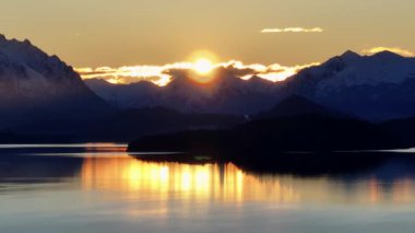Rio Negro Arjantin 'deki San Carlos de Bariloche' da gün batımı Bariloche. Sahne Suyu. Seascape Sunset. Çarpıcı Dağlar. Rio Negro Arjantin 'deki San Carlos de Bariloche' de gün batımı.