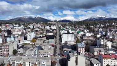 Bariloche, Rio Negro Arjantin 'in Bariloche şehrinde. Meşhur Şehir Sahnesi. Şehir merkezinde. Çarpıcı şehir manzarası. Bariloche Şehir Merkezi Rio 'daki Bariloche Zenci Arjantin.