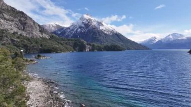 Rio Negro Arjantin 'deki Bariloche' de Patagonya Skyline. Kar Tepeli Dağ. Chico Circuit. Bariloche Arjantin. Kış Yolculuğu. Rio Negro Arjantin 'deki Bariloche' de Patagonya Skyline.