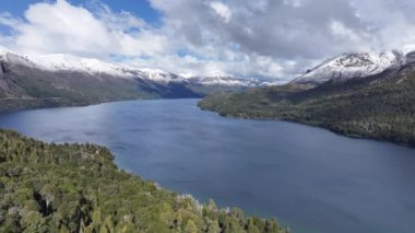 Patagonya Skyline Rio Negro Arjantin 'deki San Carlos de Bariloche' de. Karlı Dağlar. Göl manzarası. Kış Yolculuğu. Patagonya Skyline Rio Negro Arjantin 'de San Carlos de Bariloche' de.