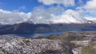 Rio Negro Arjantin 'deki San Carlos De Bariloche' da Zaman Hızı Bulutları. Manzara Bulutları. Karlı Dağlar. Göz kamaştırıcı manzara. Rio Negro Arjantin 'deki San Carlos De Bariloche' da Zaman Hızı Bulutları.
