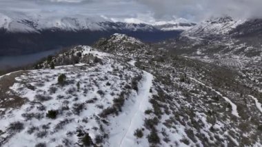Rio Negro Arjantin 'deki Bariloche' de Patagonya Skyline. Karlı Dağ. Kar Düşen Sahne. Rio Zenci Arjantin. Kış Yolculuğu. Rio Negro Arjantin 'deki Bariloche' de Patagonya Skyline.