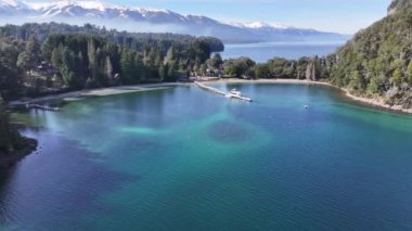 Neuquen Arjantin 'deki Villa La Angostura' da Brava Körfezi. Karlı Dağlar. Angostura Köyü. Tatil seyahatleri. Neuquen Arjantin 'deki Villa La Angostura' da Brava Körfezi.