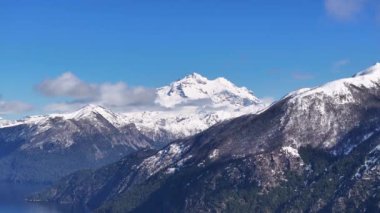 Rio Negro Arjantin 'deki Bariloche' de Cerro Tronador. Karlı Dağlar. Zaman Hızı Manzarası. Kış Arkaplanı. Rio Negro Arjantin Bariloche 'de Cerro Tronador.