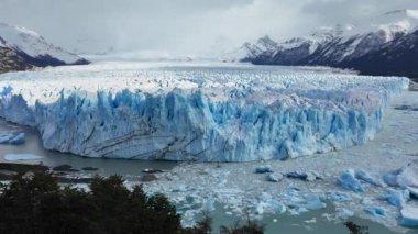 Santa Cruz Arjantin 'deki El Calafate' de Perito Moreno Buzulu. Göz kamaştırıcı bir buzul. Los Glaciares Ulusal Parkı. Zaman Hızı Geçmişi. Santa Cruz Arjantin 'deki El Calafate' de Perito Moreno Buzulu.