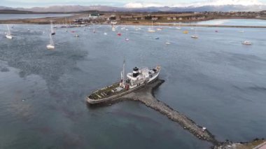 Tierra Del Fuego Arjantin 'deki Ushuaia' da Aziz Christopher Teknesi. Aziz Christopher Gemisi. Gemi enkazı heykel. Geçmişe Seyahat. Ushuaia 'da Aziz Christopher Teknesi Tierra Del Fuego Arjantin.