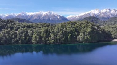Patagonia Skyline Neuquen Arjantin 'deki Villa La Angostura' da. Kar Tepeli Dağlar. Angostura Köyü. Kış Yolculuğu. Patagonya Skyline Neuquen Arjantin 'deki Villa La Angostura' da.
