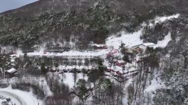 Tierra Del Fuego Arjantin 'deki Ushuaia Dövüş Kayak İstasyonu. Karlı Dağlar. Buzul Manzarası. Kış sporları. Tierra Del Fuego Arjantin 'deki Ushuaia Dövüş Kayak İstasyonu.