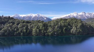 Patagonya Gölü Neuquen Arjantin 'deki Villa La Angostura' da. Karlı Dağlar. Angostura Köyü. Tatil seyahatleri. Patagonya Gölü Neuquen Arjantin 'deki Villa La Angostura' da.