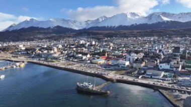 Ushuaia Skyline Fin Del Mundo Arjantin Ushuaia 'da. Dolambaçlı Manzara. Kare Arkaplan. Fin Del Mundo Arjantin. Şehir merkezindeki şehir manzarası. Ushuaia Skyline Fin Del Mundo Arjantin 'de Ushuaia' da.