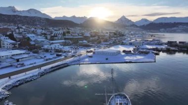 Ushuaia Skyline Tierra Del Fuego Arjantin Ushuaia 'da. Şehir merkezindeki şehir manzarası. Turizm Tarihi Yer. Kar Kaplama Manzarası. Ushuaia Skyline Tierra Del Fuego Arjantin Ushuaia 'da.