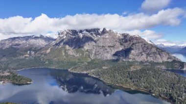 Cerro Lopez Rio Negro Arjantin 'deki San Carlos de Bariloche' de. Karlı Dağlar. Zaman Hızı Manzarası. Kış Arkaplanı. Cerro Lopez, San Carlos De Bariloche Rio Zenci Arjantin 'de.