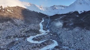 Tierra Del Fuego Arjantin 'deki Ushuaia' da bir savaş buzulu. Karlı Dağlar. Buzul Manzarası. Tierra Del Fuego Arjantin. Kış sporları. Tierra Del Fuego Arjantin 'deki Ushuaia' da Savaş Buzulu.