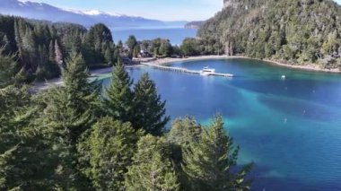Patagonya Gölü Neuquen Arjantin 'deki Villa La Angostura' da. Kar Tepeli Dağlar. Angostura Köyü. Kış Yolculuğu. Patagonya Gölü Neuquen Arjantin 'deki Villa La Angostura' da.