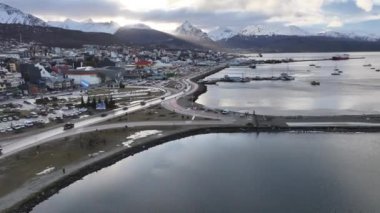 Tierra Del Fuego Arjantin 'deki Ushuaia' da Ushuaia İşareti. Bay Water Manzarası. Harf İşareti. Tierra Del Fuego Arjantin. Şehir merkezindeki şehir manzarası. Ushuaia İşareti Tierra Del Fuego Arjantin Ushuaia 'da.