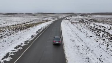 Santa Cruz Arjantin 'deki El Calafate' deki Patagonya Yolu. Karlı Dağlar. Kar Kaplama Manzarası. Santa Cruz Arjantin. Kış Arkaplanı. Santa Cruz Arjantin 'de El Calafate' de Patagonya Yolu.