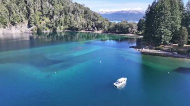 Bahia Brava, Neuquen Arjantin 'deki Villa La Angostura' da. Karlı Dağlar. Angostura Köyü. Geçmişe Seyahat. Bahia Brava Neuquen Arjantin 'deki Villa La Angostura' da.