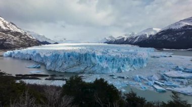 El Calafate Arjantin 'deki Los Glaciares Ulusal Parkı' nda Zaman Hızı Bulutları. Göz kamaştırıcı manzara. Zaman Hızı Geçmişi. El Calafate Arjantin 'deki Los Glaciares Ulusal Parkı' nda Zaman Hızı Bulutları.