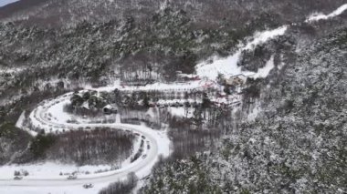 Tierra Del Fuego Arjantin 'deki Ushuaia' da bir savaş buzulu. Karlı Dağlar. Buzul Manzarası. Tierra Del Fuego Arjantin. Kış sporları. Tierra Del Fuego Arjantin 'deki Ushuaia' da Savaş Buzulu.