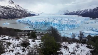 Santa Cruz Arjantin 'deki El Calafate' de Perito Moreno Buzulu. Göz kamaştırıcı bir buzul. Los Glaciares Ulusal Parkı. Buzdağı Arkaplanı. Santa Cruz Arjantin 'deki El Calafate' de Perito Moreno Buzulu.