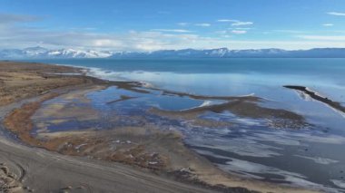 Santa Cruz Arjantin 'deki El Calafate' de Arjantin Gölü. Doğa manzarası. Çarpıcı Körfez Suyu. Santa Cruz Arjantin. Göl Arkaplanı. Santa Cruz Arjantin 'deki El Calafate' de Arjantin Gölü.