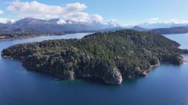 Bariloche Skyline Rio Negro Arjantin 'deki San Carlos de Bariloche' de. Sahne Suyu. Şehir merkezinde. Çarpıcı şehir manzarası. Bariloche Skyline Rio Negro Arjantin 'de San Carlos de Bariloche' de.