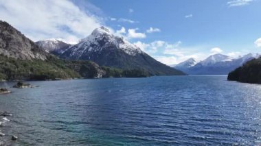 Rio Negro Arjantin 'deki Bariloche' de Patagonya Skyline. Kar Tepeli Dağ. Chico Circuit. Bariloche Arjantin. Kış Yolculuğu. Rio Negro Arjantin 'deki Bariloche' de Patagonya Skyline.