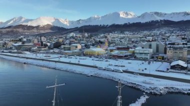 Tierra Del Fuego Arjantin 'deki Ushuaia' da Aziz Christopher Teknesi. Aziz Christopher Gemisi. Gemi Heykeli. Şehir merkezindeki şehir manzarası. Ushuaia 'da Aziz Christopher Teknesi Tierra Del Fuego Arjantin.