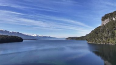 Mansa Körfezi Neuquen Arjantin 'deki Villa La Angostura' da. Karlı Dağlar. Angostura Köyü. Geçmişe Seyahat. Mansa Körfezi Neuquen Arjantin 'deki Villa La Angostura' da.