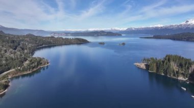 Neuquen Arjantin 'deki Villa La Angostura' da San Patricio Körfezi Suyu. Kar Tepeli Dağlar. Angostura Köyü. Kış Yolculuğu. San Patricio Körfezi Suyu Neuquen Arjantin 'deki Villa La Angostura' da.