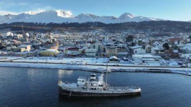 Tierra Del Fuego Arjantin 'deki Ushuaia' da Aziz Christopher Teknesi. Aziz Christopher Gemisi. Gemi Heykeli. Şehir merkezindeki şehir manzarası. Ushuaia 'da Aziz Christopher Teknesi Tierra Del Fuego Arjantin.