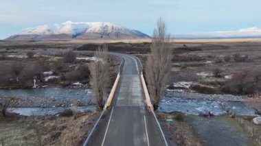 Santa Cruz Arjantin 'deki El Calafate' deki Patagonya Yolu. Karlı Dağlar. Kar Kaplama Manzarası. Santa Cruz Arjantin. Kış Arkaplanı. Santa Cruz Arjantin 'de El Calafate' de Patagonya Yolu.