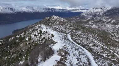 Rio Negro Arjantin 'deki Bariloche' de Patagonya Skyline. Karlı Dağ. Kar Düşen Sahne. Rio Zenci Arjantin. Kış Yolculuğu. Rio Negro Arjantin 'deki Bariloche' de Patagonya Skyline.