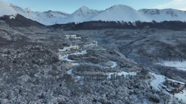 Tierra Del Fuego Arjantin 'deki Ushuaia' da bir savaş buzulu. Karlı Dağlar. Buzul Manzarası. Tierra Del Fuego Arjantin. Kış sporları. Tierra Del Fuego Arjantin 'deki Ushuaia' da Savaş Buzulu.