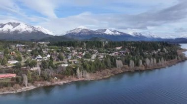 Bariloche Skyline Rio Negro Arjantin 'deki San Carlos de Bariloche' de. Sahne Suyu. Şehir merkezinde. Çarpıcı şehir manzarası. Bariloche Skyline Rio Negro Arjantin 'de San Carlos de Bariloche' de.
