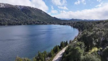 Gutierrez Gölü Rio Negro Arjantin 'deki San Carlos de Bariloche' de. Karlı Dağlar. Göl manzarası. Kış Yolculuğu. Gutierrez Gölü Rio Negro Arjantin 'deki San Carlos de Bariloche' de.