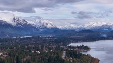 Rio Negro Arjantin 'deki San Carlos de Bariloche' da Zaman Hızı Bariloche. Manzaralı Zaman Hızı. Bulutlar Şehri. Çarpıcı şehir manzarası. Rio Negro Arjantin 'deki San Carlos de Bariloche' de.